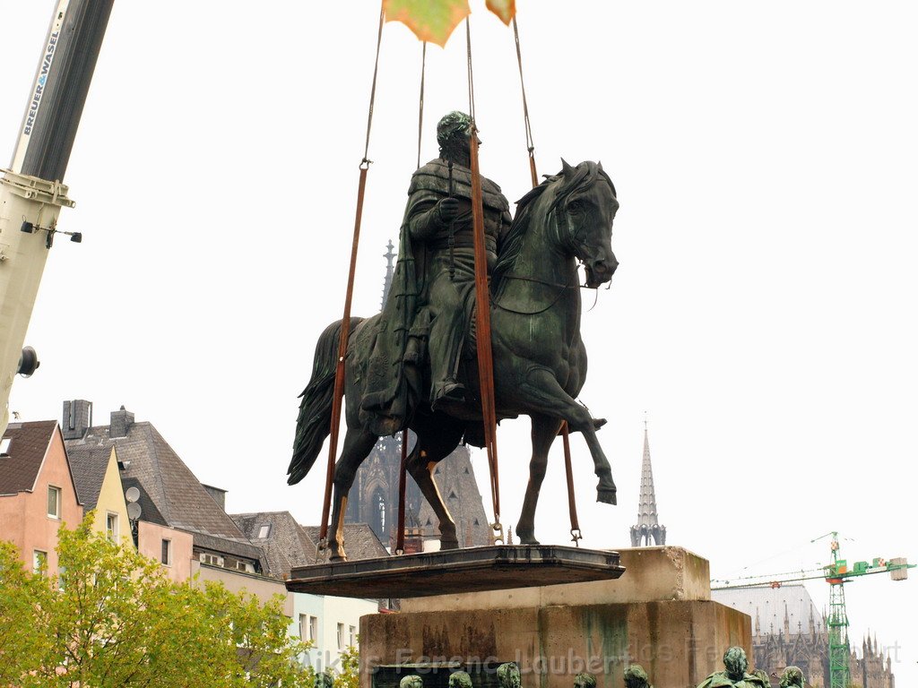 Reiterdenkmal kehrt zurueck auf dem Heumarkt P68.JPG